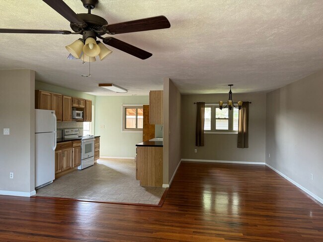 Foto del edificio - Updated 3 Bedroom House in a Family Friendly Neighborhood