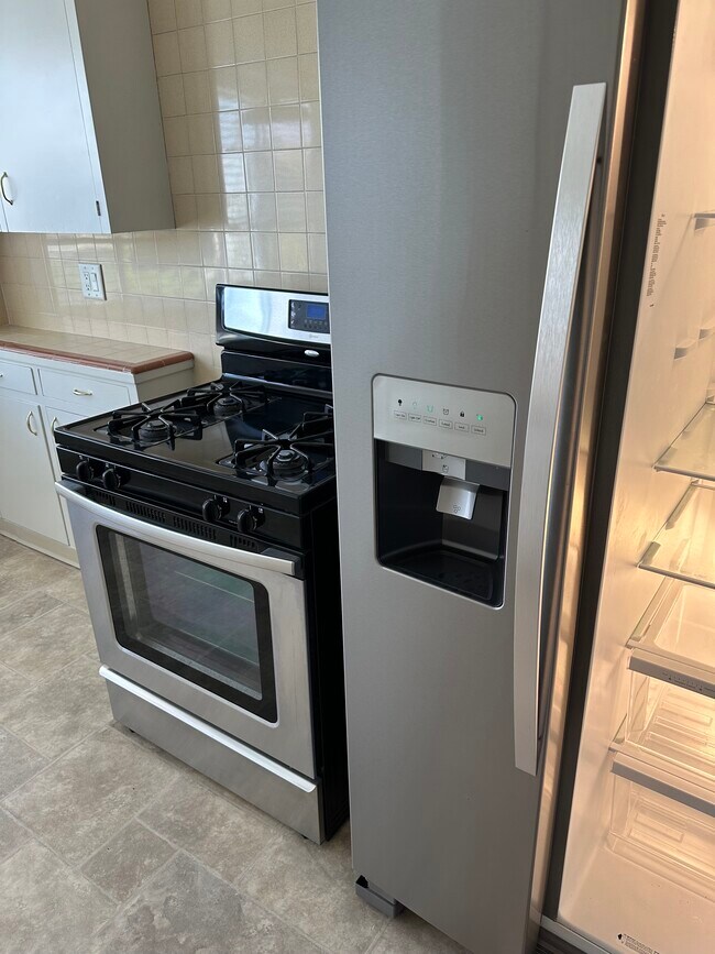 Building Photo - 4545 E Shaw St