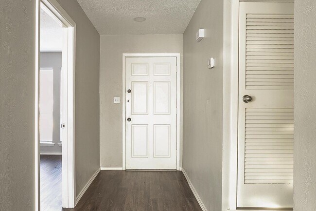 Foto del edificio - 4409 Altamesa Blvd