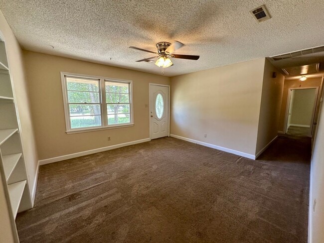 Building Photo - Close to Lakewood High!