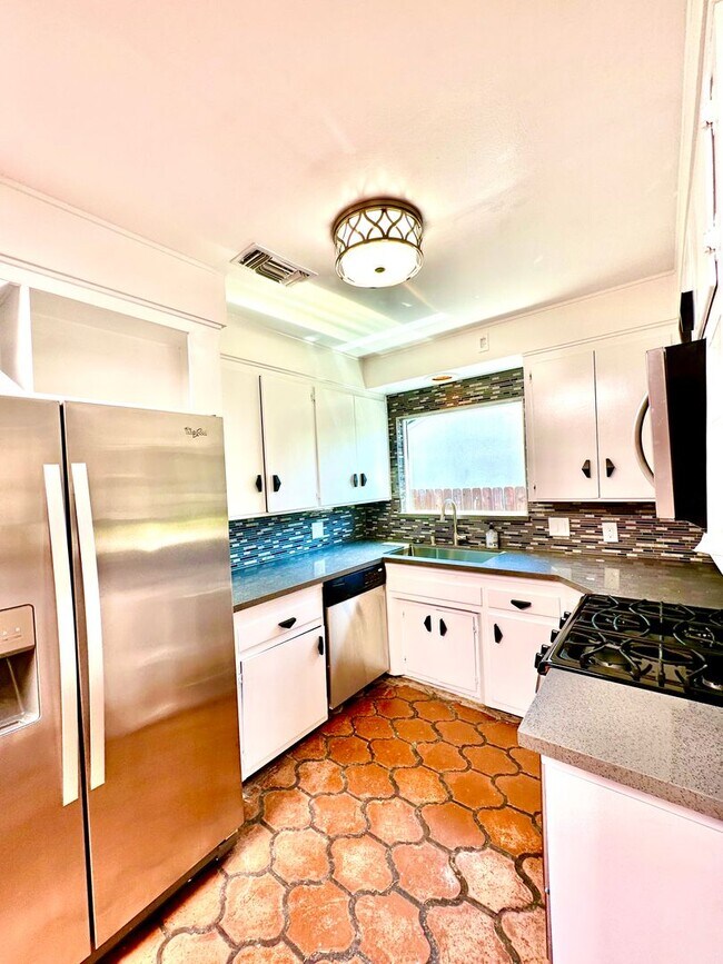 Foto del edificio - 7519 Midfield Ave