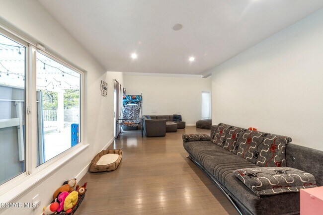 Foto del edificio - 8431 Faust Ave