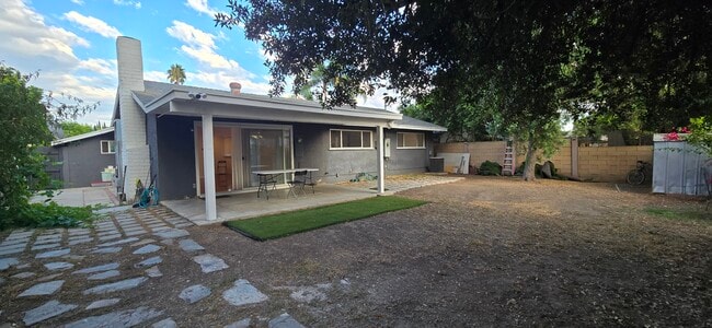 Foto del edificio - 10937 Collett Ave