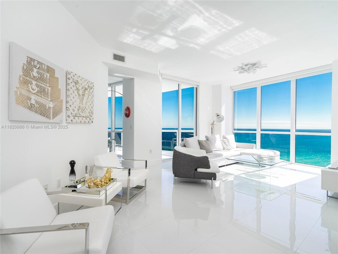 Foto principal - 18201 Collins Ave