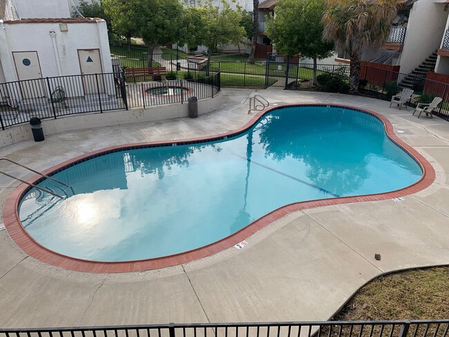 Building Photo - Spacious 1Bedroom/ 1 Bath Unit