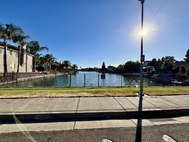 Foto del edificio - Lake views from your front yard, corner lot, shopping just blocks away and a beautiful place to c...