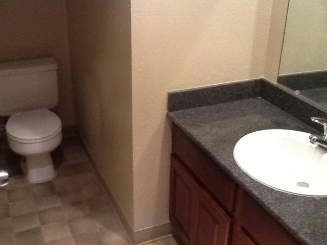 Building Photo - Condo For Rent in Modesto