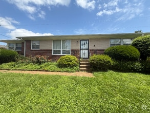 Building Photo - 490 Sunliner Dr