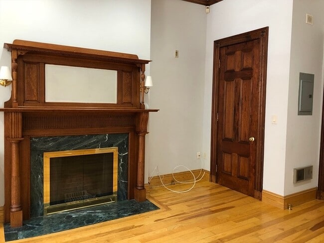 Building Photo - 393 Marlborough St