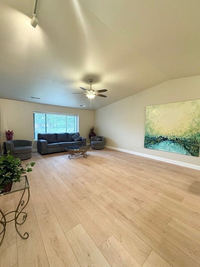 Building Photo - Desirable Paris Park Home!! 55+ Community