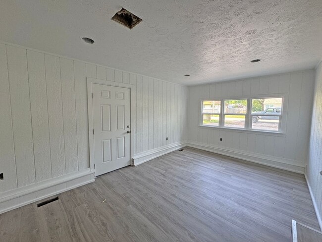 Building Photo - 3 bedroom home near Mercy!