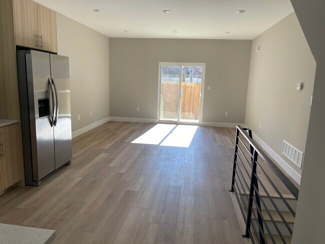 Sala de estar/puertas corredizas de vidrio al patio trasero - 1624 W Stiles St