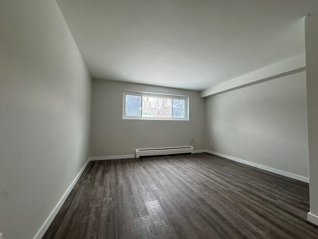 Building Photo - Freshly Renovated 2 Bedroom 1 Bathroom Apartment!