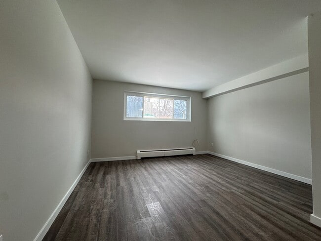 Photo du bâtiment - FRESHLY RENOVATED 2 BEDROOM 1 BATHROOM UNIT!
