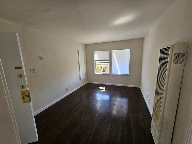 Building Photo - 1448 S Dunsmuir Ave