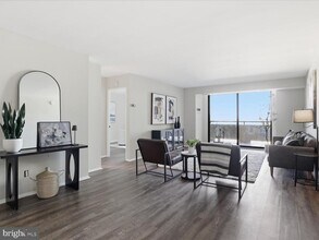 Building Photo - 1800 Old Meadow Rd