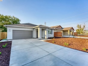 Building Photo - 741 Claire Ave