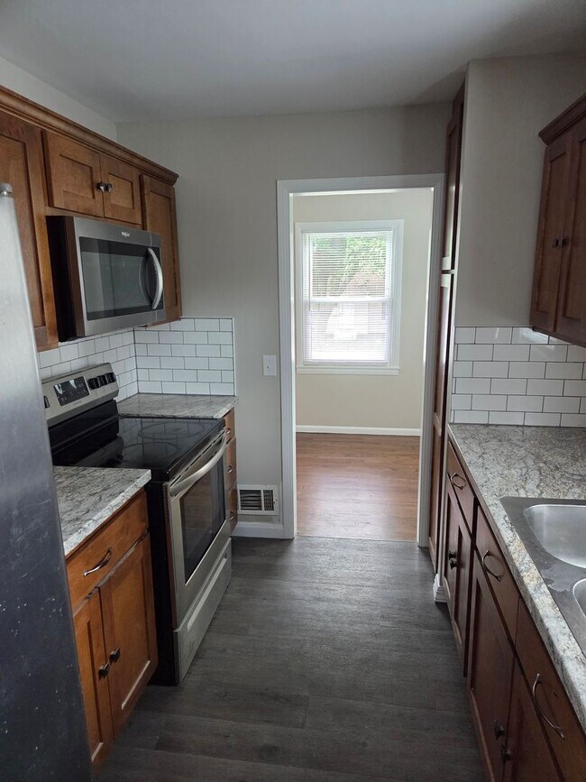 Foto del edificio - Newly remodeled 3/1/1 with fenced in backyard!