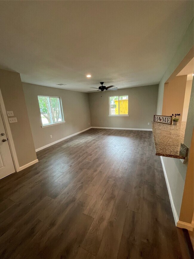 Building Photo - 2734 Ash Rd