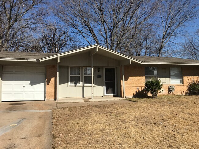 Building Photo - 2308 Bamboo St