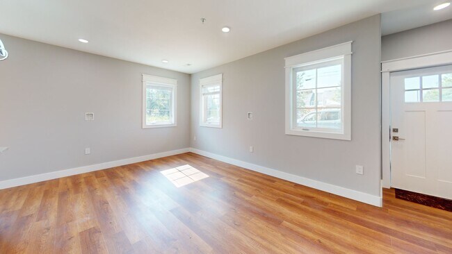 Foto del edificio - 4BR/4BA Unit #101 in 14 BR Triplex | UTK O...