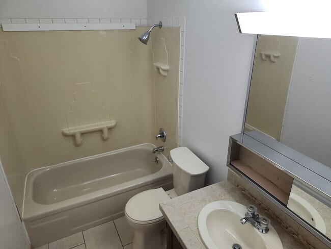 Building Photo - 2 bed 1.75 bath apartment close to JBER.
