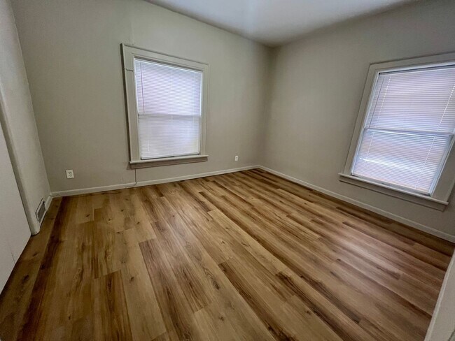 Building Photo - $895 - 2 bed 1 bath beautiful apartment