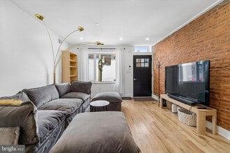 Building Photo - 2565 Tulip St