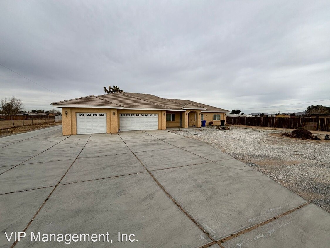 Primary Photo - 4 br, 2.5 bath House - 21070 Yucca Loma Rd