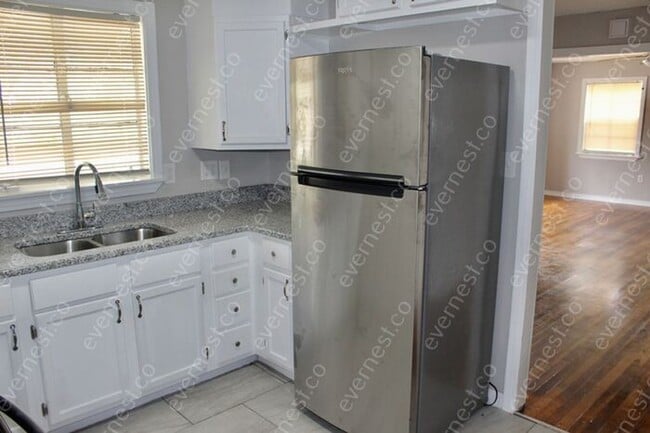 Building Photo - 4 BED & 2.5 BATH / PET-FRIENDLY / S8 ACCEPTED
