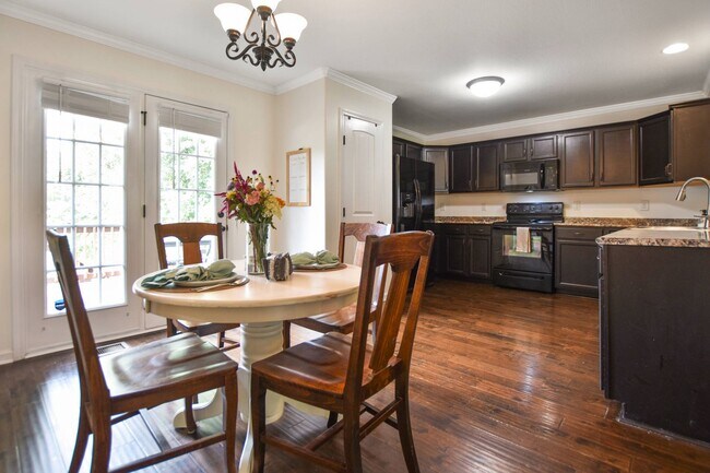 Building Photo - Pet Friendly Three Bedroom!