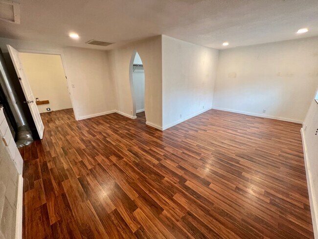 Foto del edificio - 990 Janes Rd