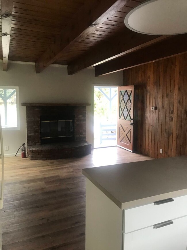 Foto del edificio - 841 Pine Knot Ave
