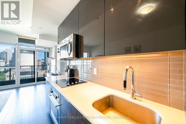 Building Photo - 210 Simcoe St