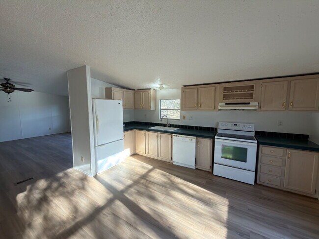 Foto del edificio - 3 bed 2 bath on one acre lot. New vinyl flooring throughout.