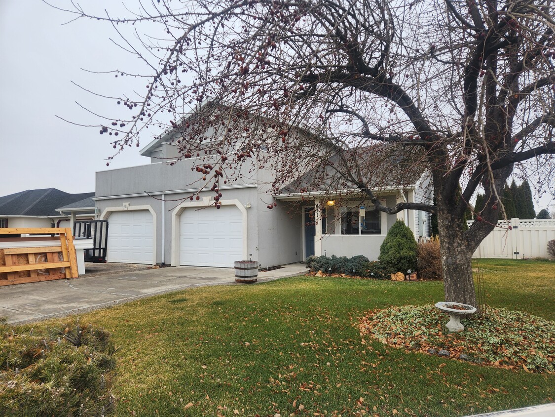 Primary Photo - Parish Court Townhome