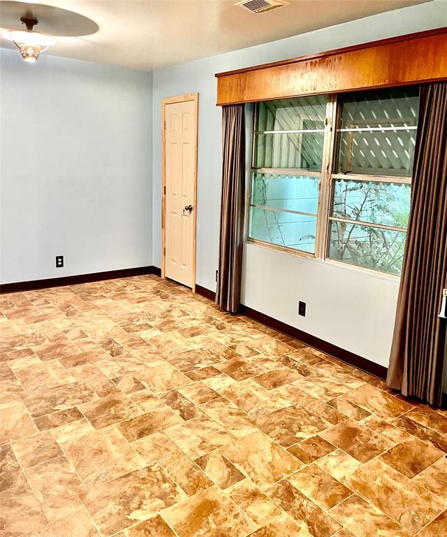 Foto del edificio - 5225 Lakeside Dr