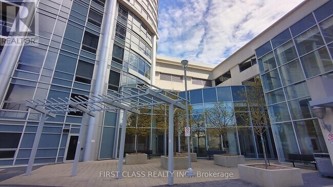 Photo du bâtiment - 135 Village Green Square