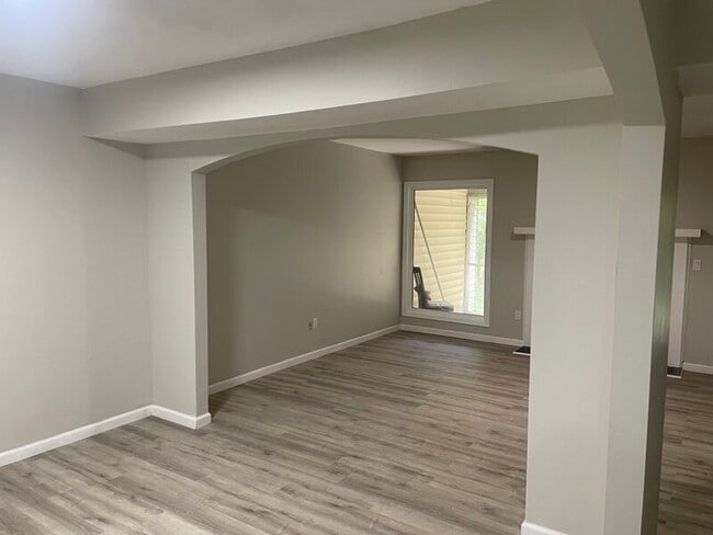 Building Photo - 153 Lionsgate Dr