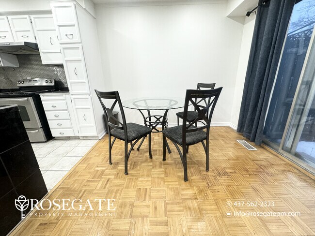 Photo du bâtiment - Spacious 3-Bedroom Condo Townhouse with Garage, Backyard & Internet Included – Brampton
