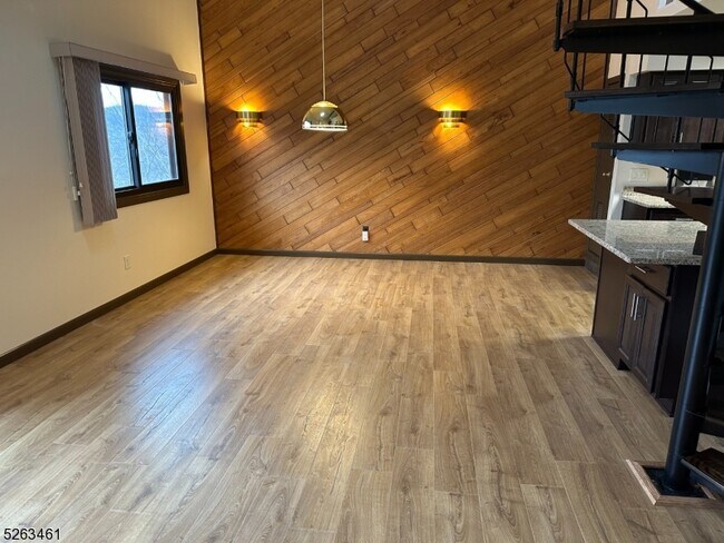 Building Photo - 11 Great Gorge Dr