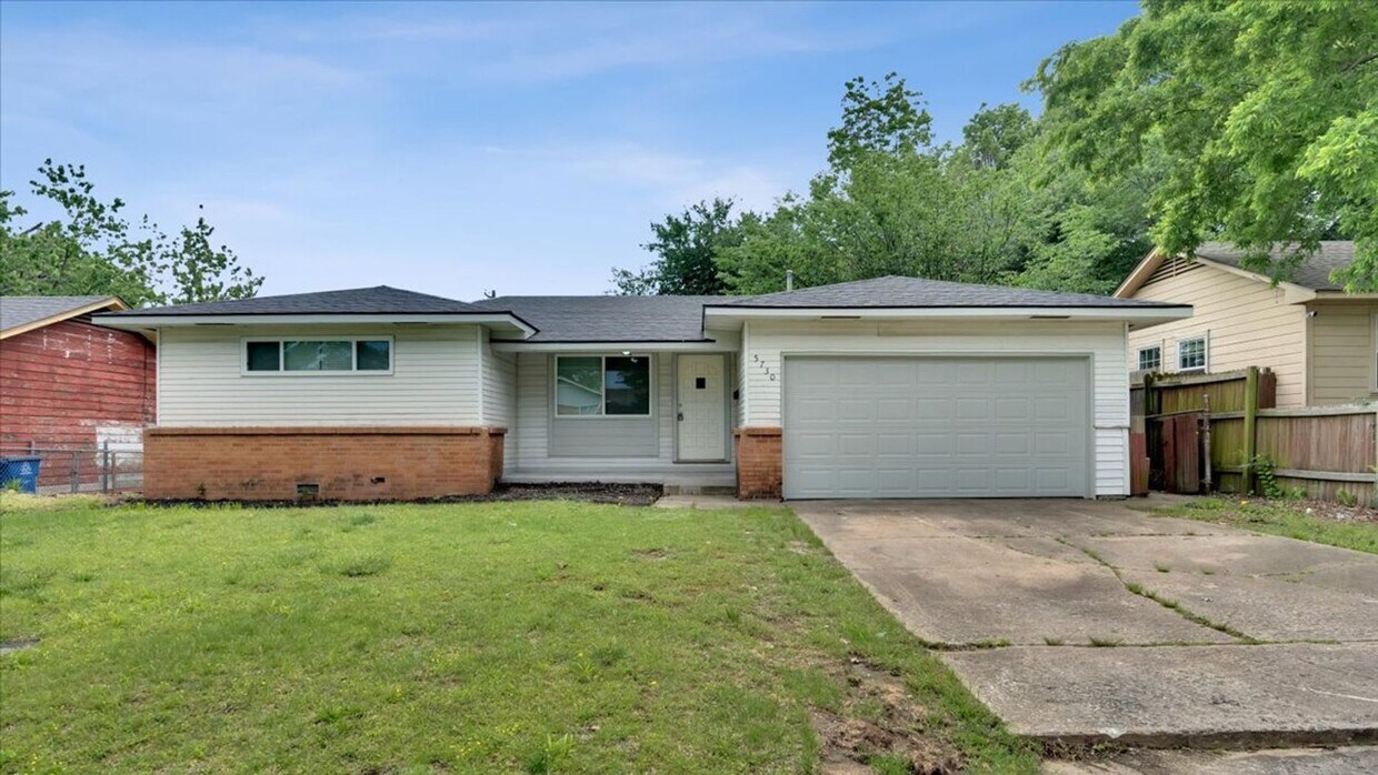 Foto principal - Beautiful 3 bedroom / 2 bath