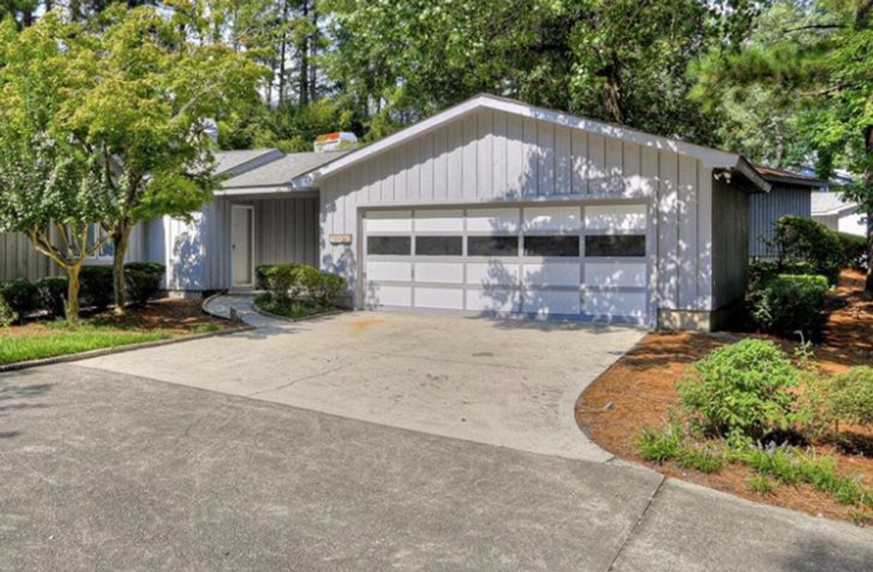 Primary Photo - $1,725 - Beautiful 3 Bedroom 2 Bathroom Ho...