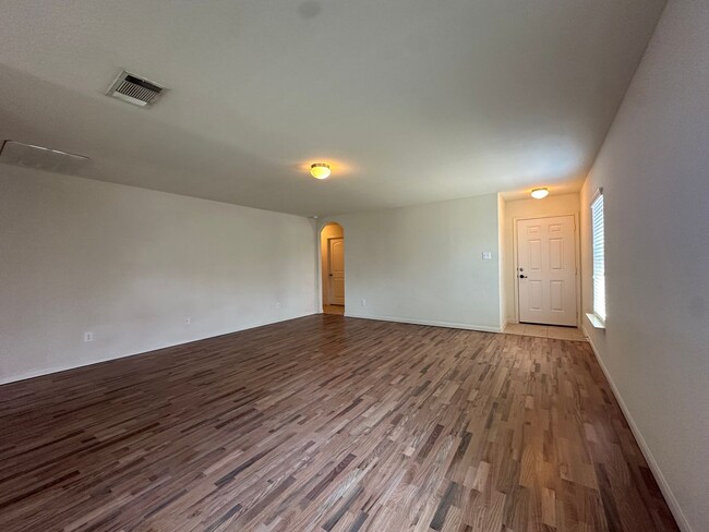 Building Photo - $500 OFF FIRST MONTHS RENT