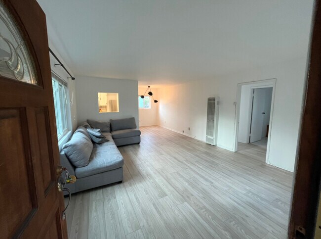 ¡Amplia sala de estar, pisos de madera nuevos! - 635 Palms Blvd