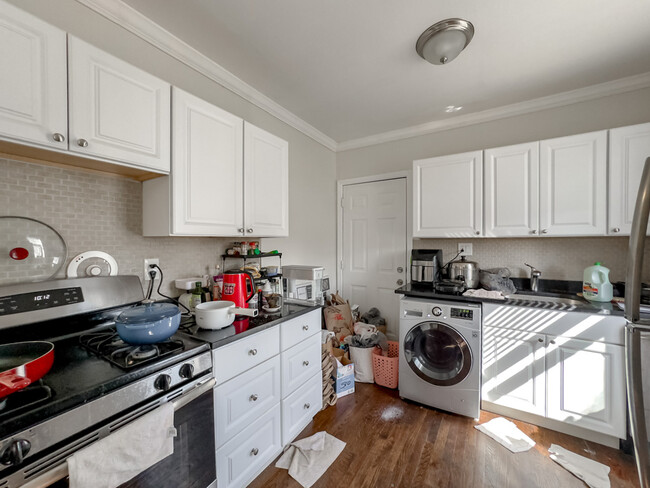 Building Photo - 3845 N Greenview Ave