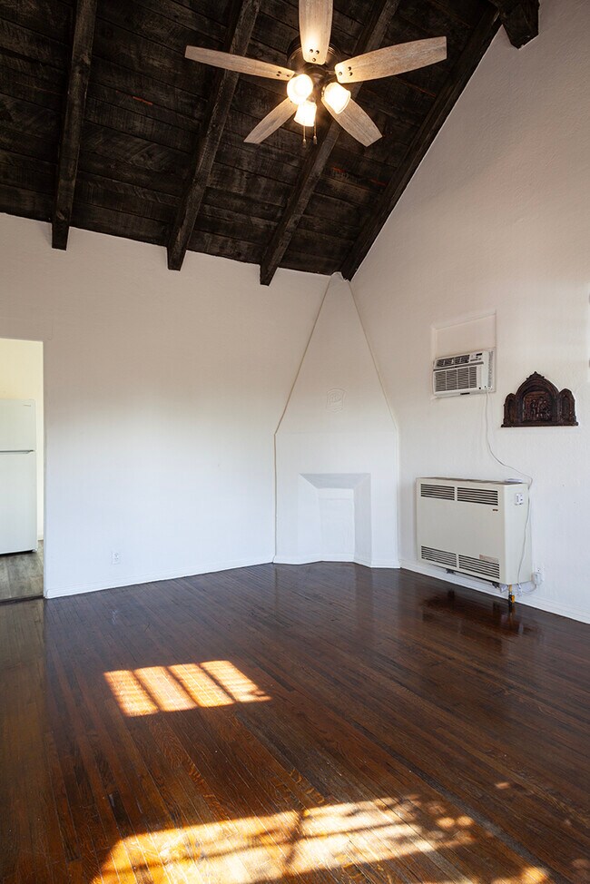 Foto del edificio - Charming 1-Bedroom Apartment with Loft and...