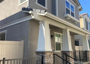 Building Photo - 687 S Clementine Ln