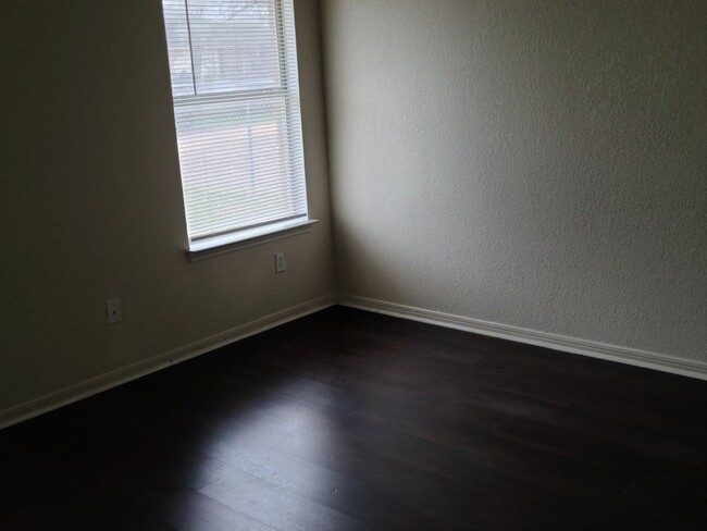 Foto del edificio - 4 bedroom 2 bathroom house! HOUSING ACCEPTED!