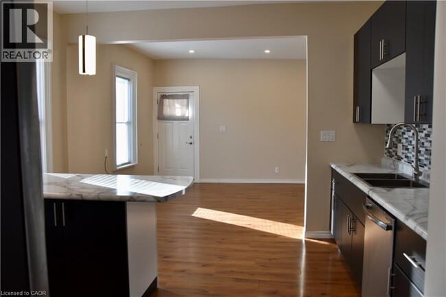 Building Photo - 181 Sydenham St